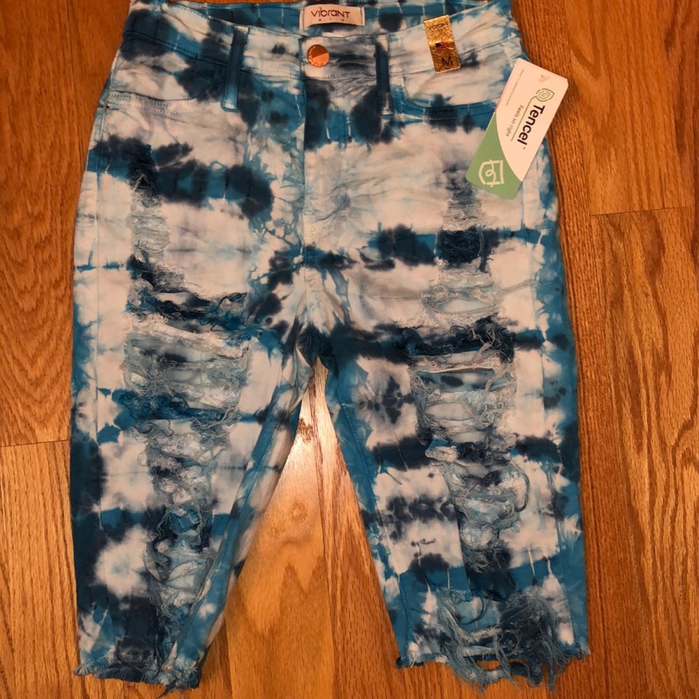 NWT SZ m (5/6) Woman’s Bermuda shorts tie-dye blue and white by vibrant